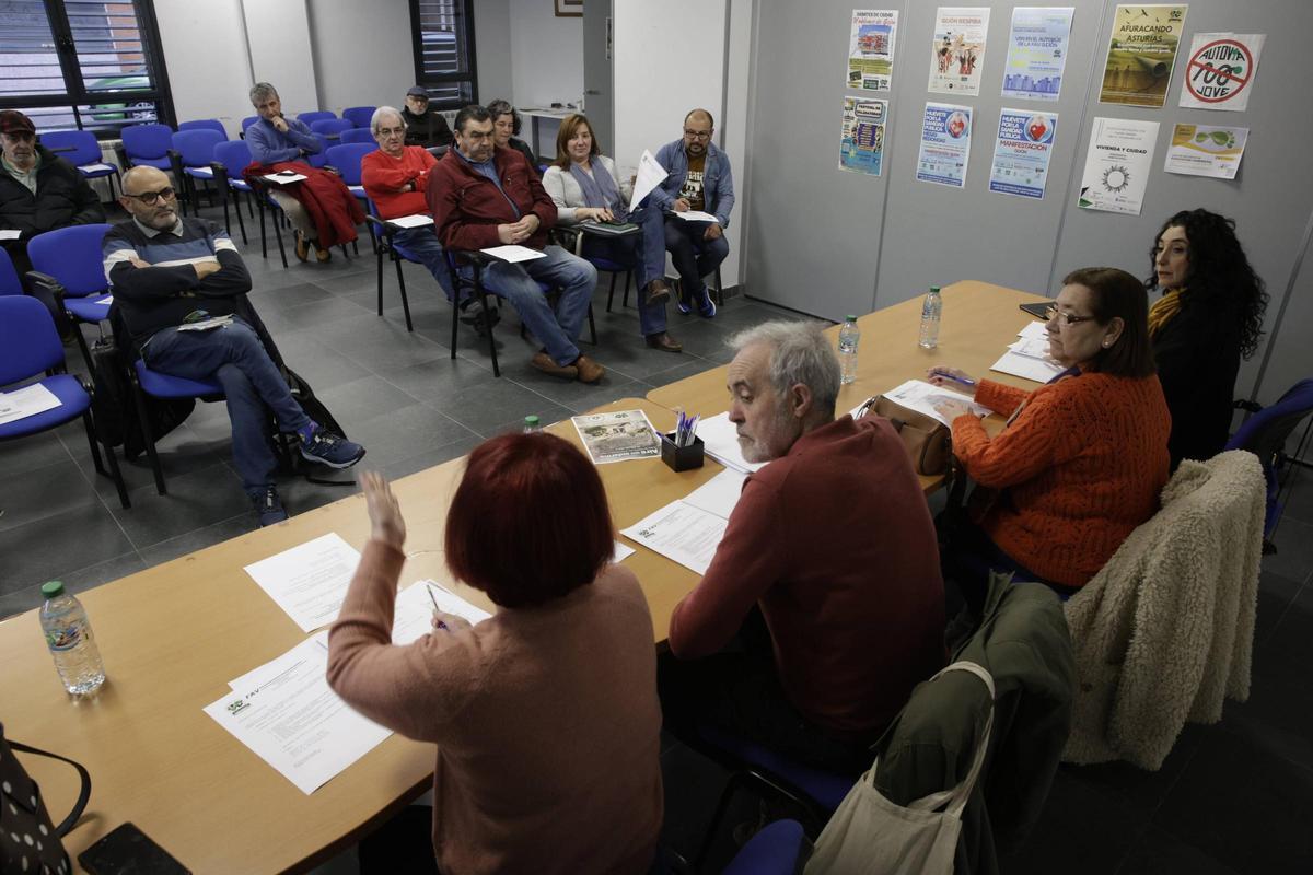 Manuel Cañete, en la mesa, durante la reunión de la FAV ayer.