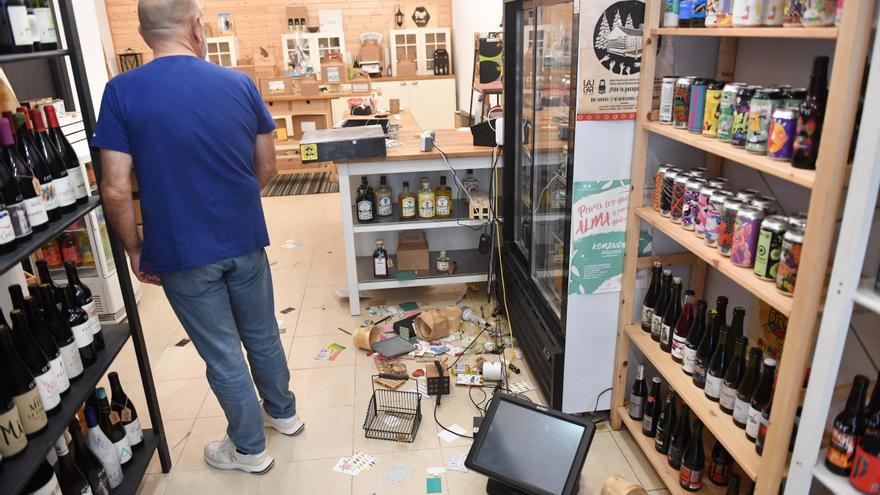 Los ladrones rompen el cristal de una tienda ‘gourmet’ del Orzán y se llevan cien euros