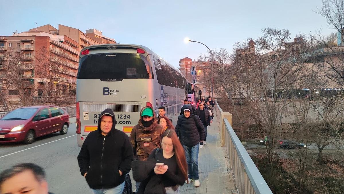 Usuaris sortint d'un autobús per anar a l'estació de Renfe de Manresa