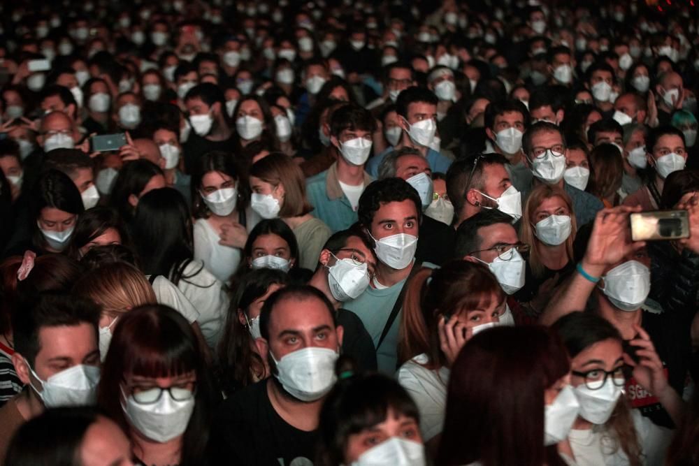 Moments del concert de 'Love of Lesbian' aquest dissabte al Palau Sant Jordi