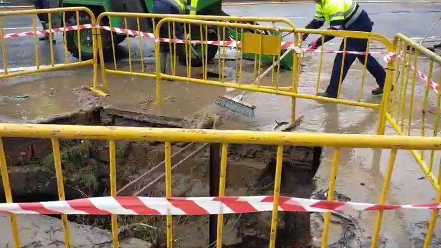Operarios continúan trabajando en las inmediaciones del arroyo