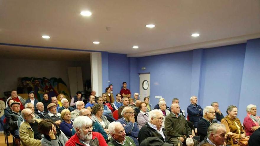 Asistentes a la asamblea de ayer en el Tomás y Valiente.