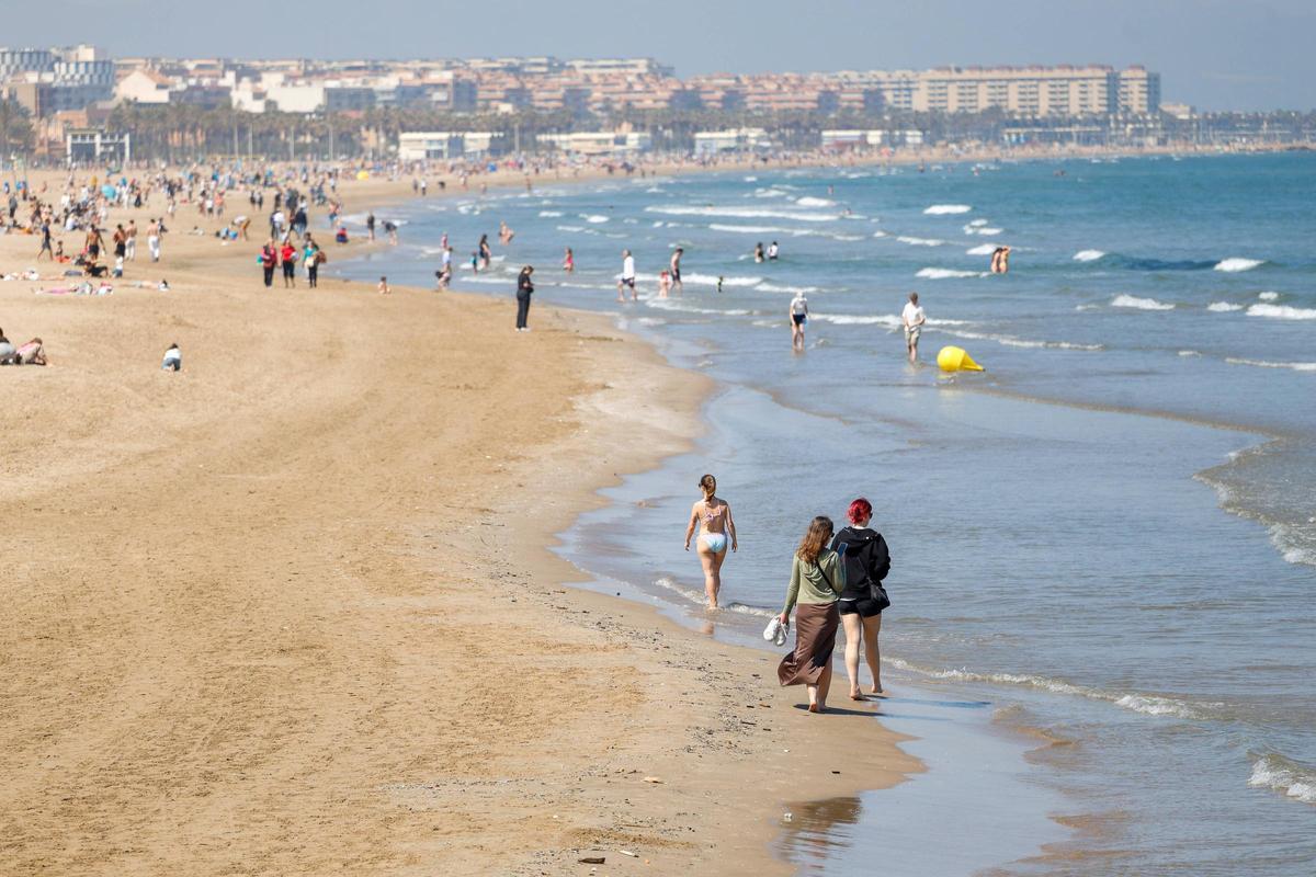 El Cabanyal es una de las playas de València que gana metros por el efecto del puerto.