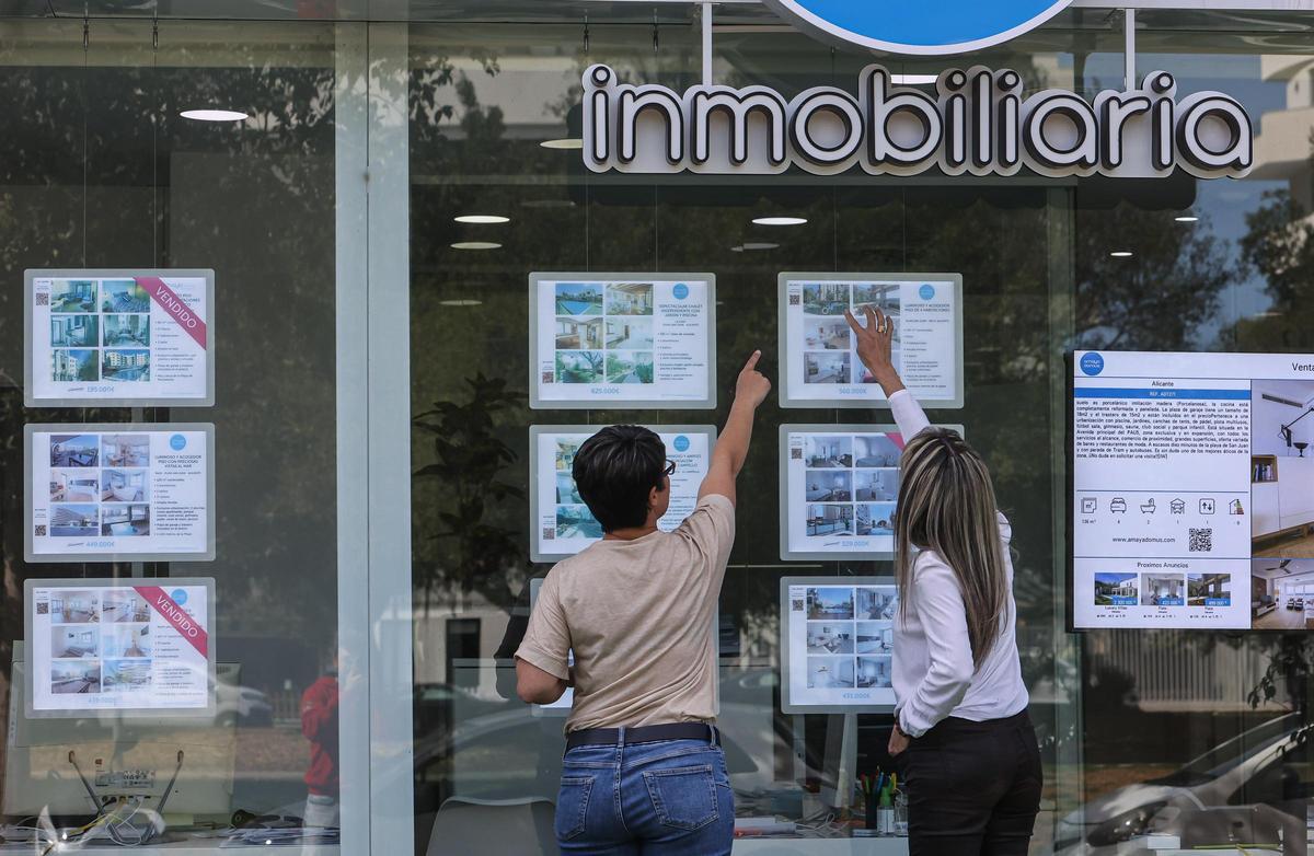 Panel de ofertas de una inmobiliaria de Alicante.