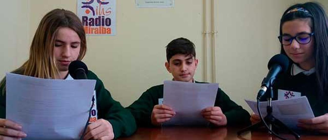 Tres alumnos del colegio Miralba Jesuitinas de Vigo, durante el programa.