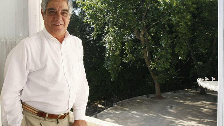 El académico y profesor de Botánica, Alfredo Asensi, en 2010, durante su etapa de gerente del Jardín Botánico-Histórico de La Concepción.