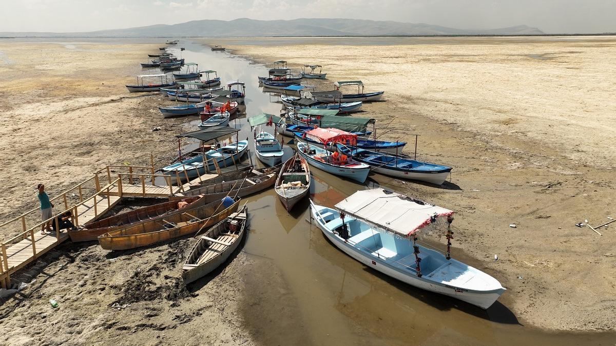 Embarcaciones varadas en lo que fue un gran lago en Turquía