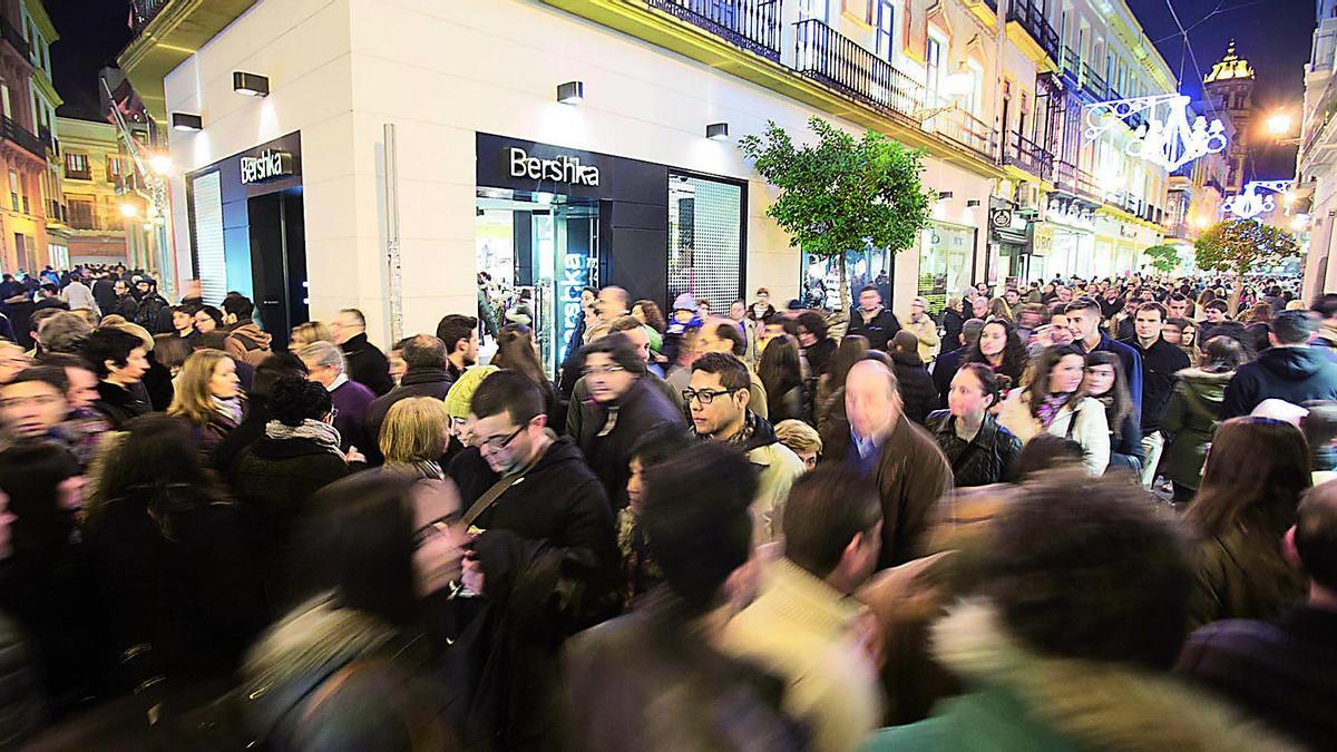 Lleno en las calles comerciales del centro en plena campaña navideña. / Pepo Herrera