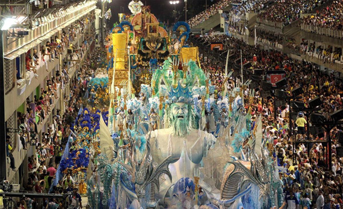 Fotografia de l’escola de samba Portela on s’aprecia la multitud que reuneix el carnaval de Rio de Janeiro.