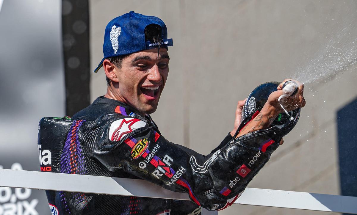 Jorge Martín (Aprilia), feliz en el podio de Brasil.