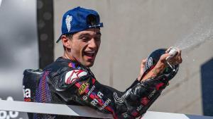 Jorge Martín (Aprilia), feliz en el podio de Brasil.