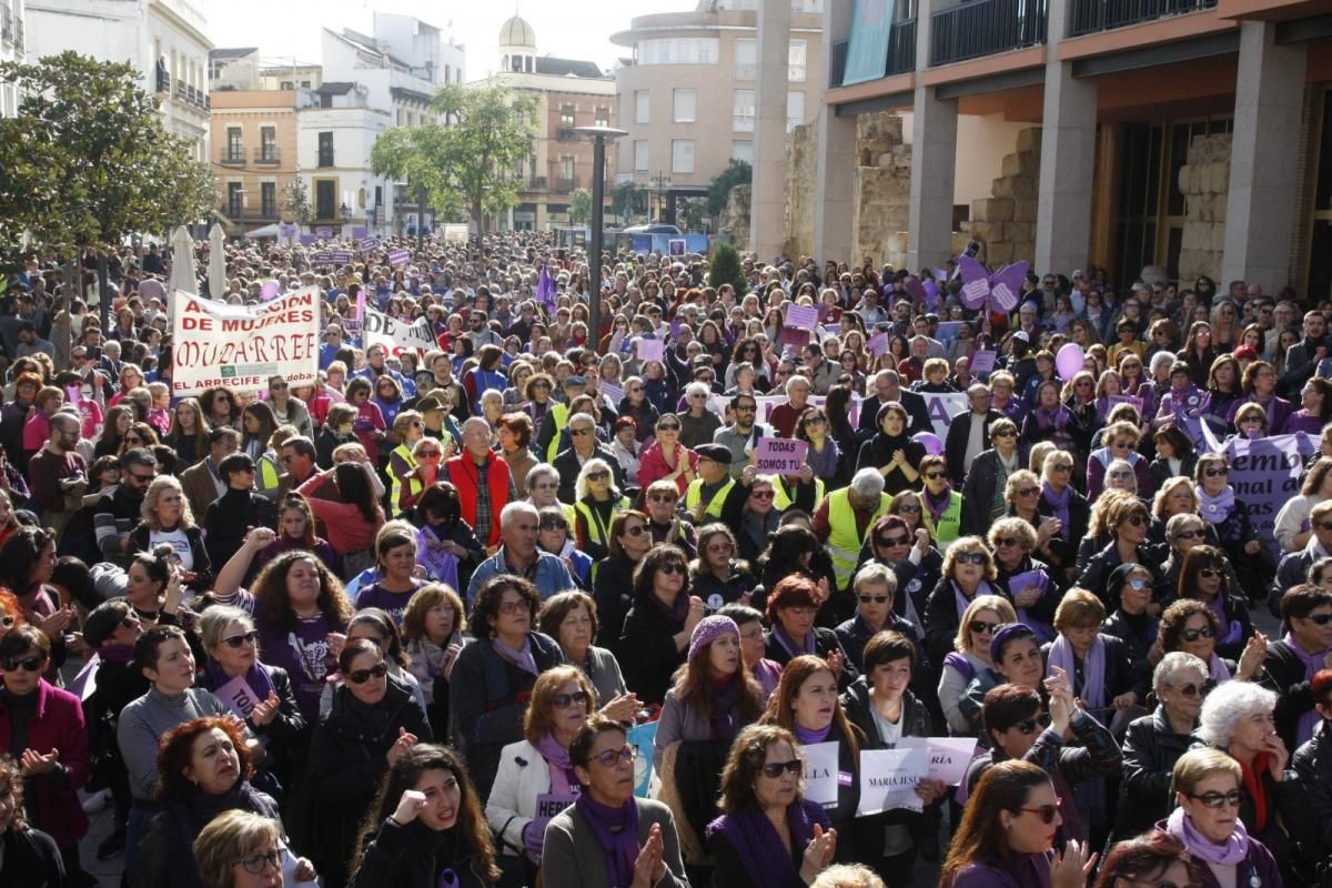 Multitudinaria manifestación contra la violencia hacia la mujeres