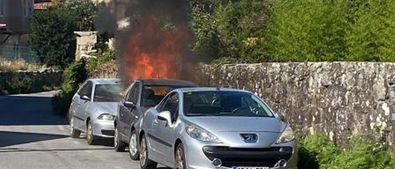El fuego afectó a dos coches en el Camiño Vello de San Roque.