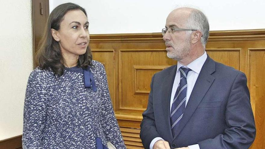 La alcaldesa, María Ramallo, con el presidente de Portos de Galicia, José Juan Durán. // Santos Álvarez