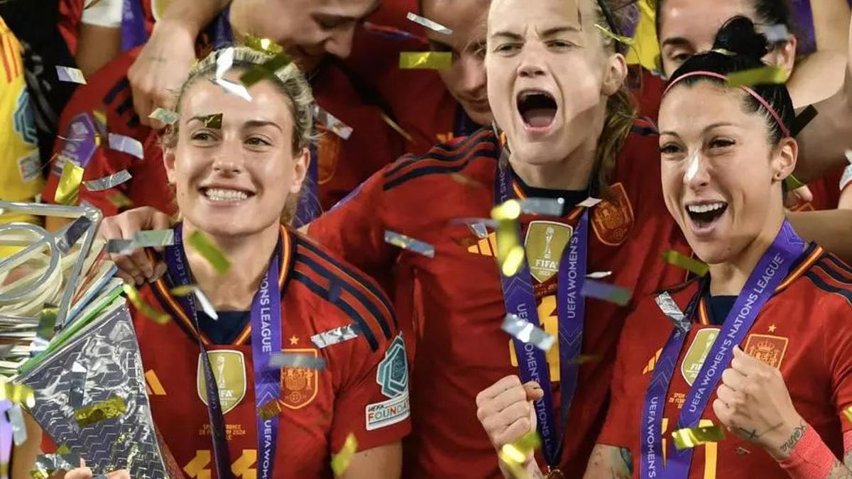 Alexia, Irene y Jenni levantando el trofeo de la Nations League.