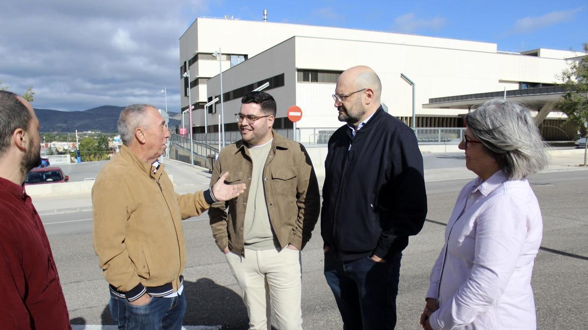 Joan Baldoví, Nico Calabuig, Jesús Pla y Helena Gandia, frente al hospital de Ontinyent.