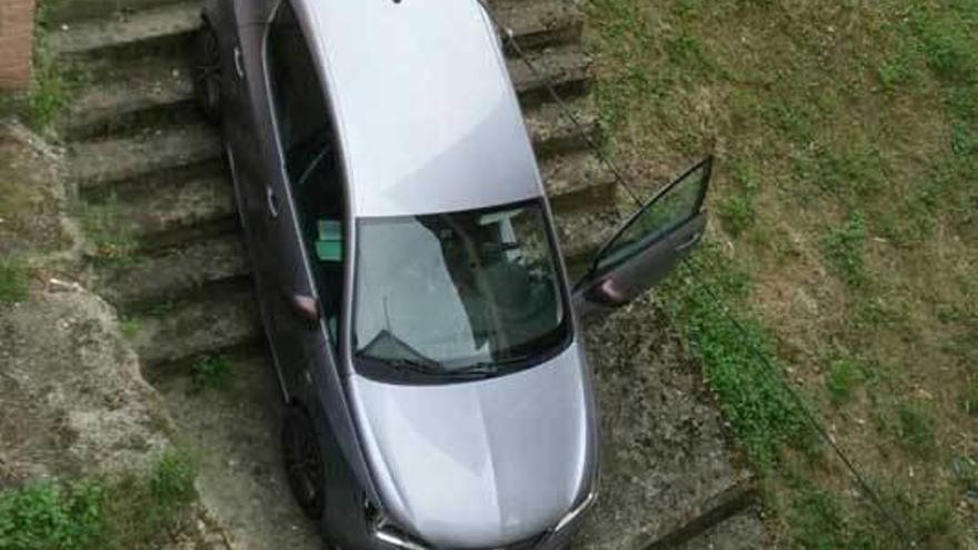 Un coche acaba en unas escaleras en Cudillero