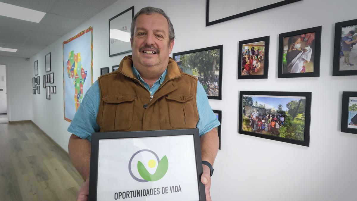 Rafael Hernández con una cartel de la ONG que preside