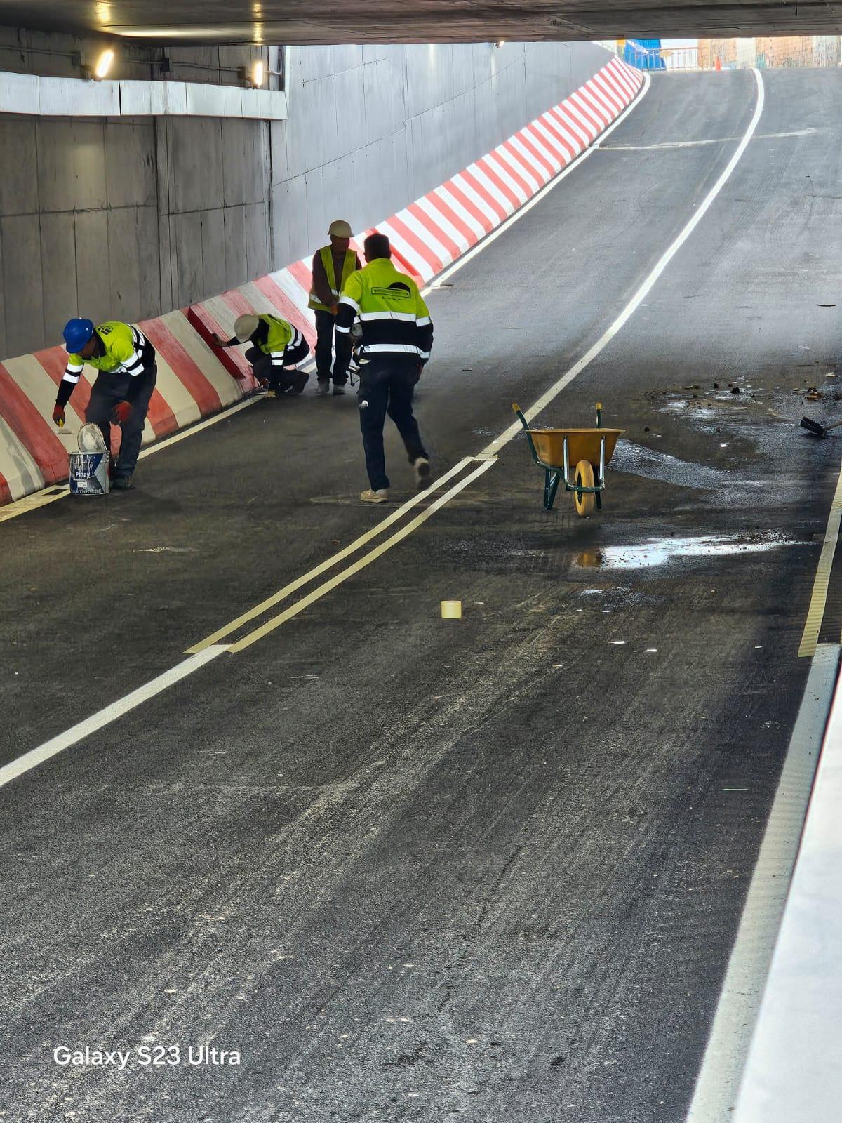 Operarios con los últimos retoques en el túnel de Orba.