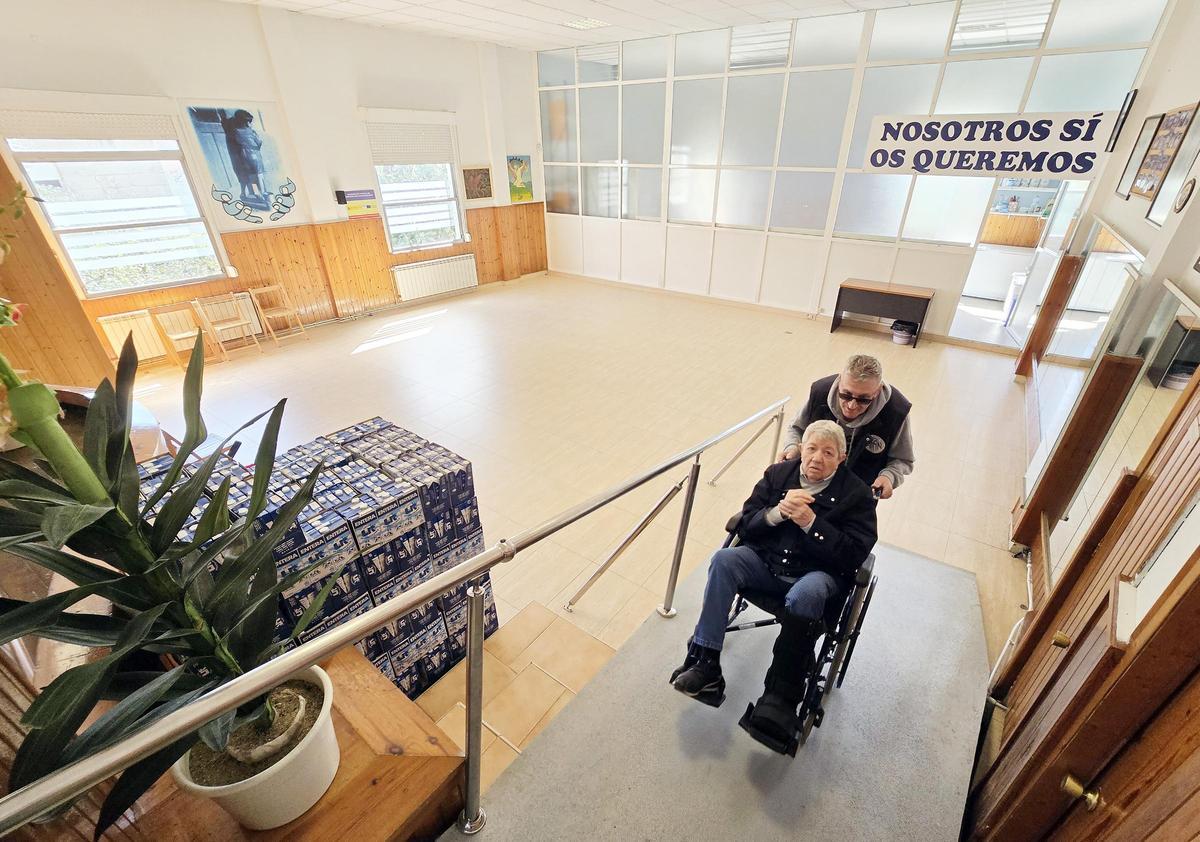Hortensia (Tensi) González, lesionada por un atropello reciente, ayer en la asociación solidaria AFAN que dirige