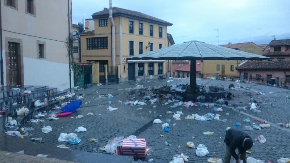 El botellón de carnaval llena de basura el Antiguo