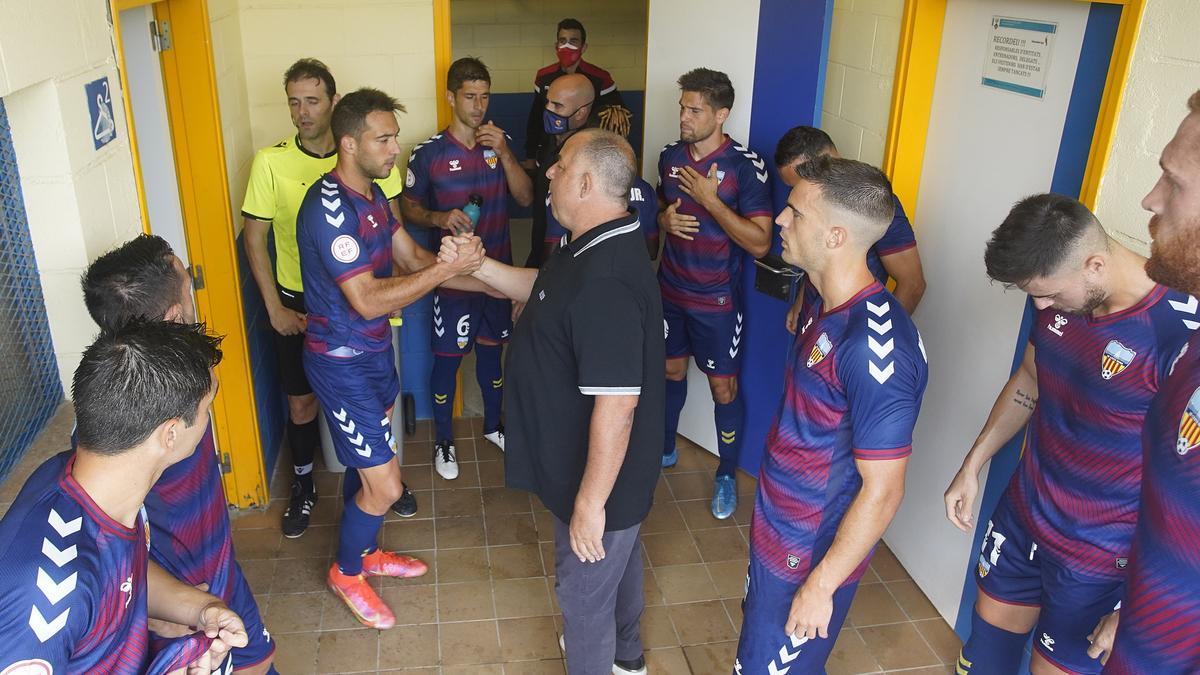 Oriol Alsina i els seus jugadors, abans del partit contra l&#039;Albacete