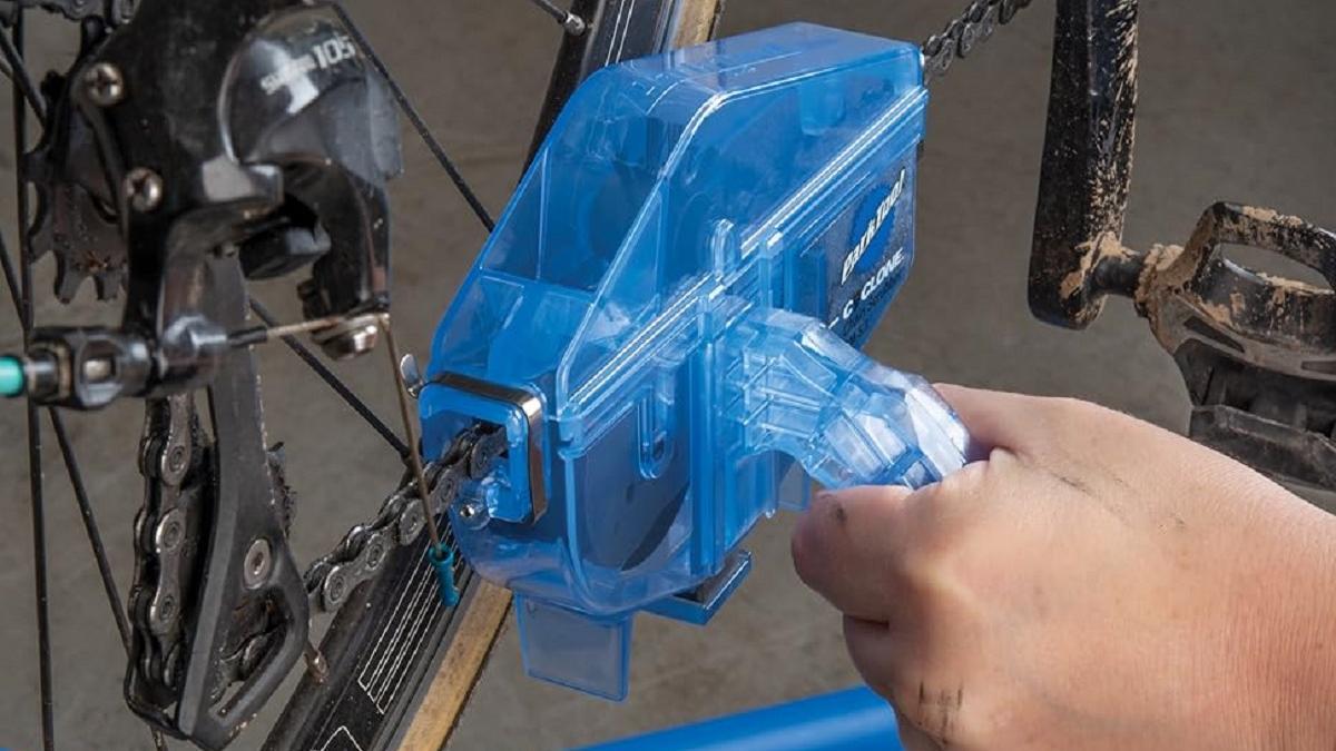 Este dispositivo limpia la cadena de la bici sin desmontarla ni manchar