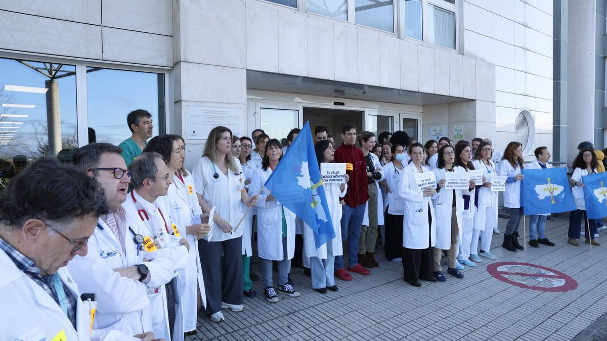 VÍDEO: Decenas de profesionales se concentran en el Hospital de Cabueñes por la "dignidad de los médicos y facultativos"