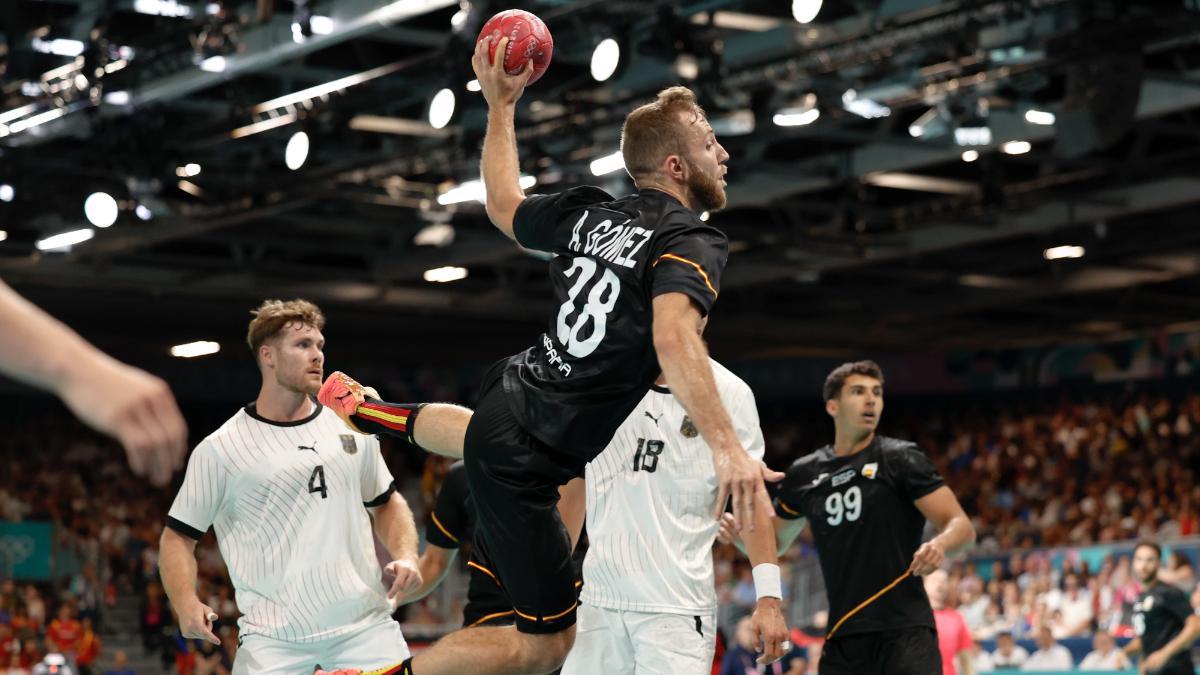 El extremo derecho de España Alexi Gomez lanza ante la defensa de Alemania durante el partido de balonmano masculino del grupo A de los Juegos Olímpicos de París 2024