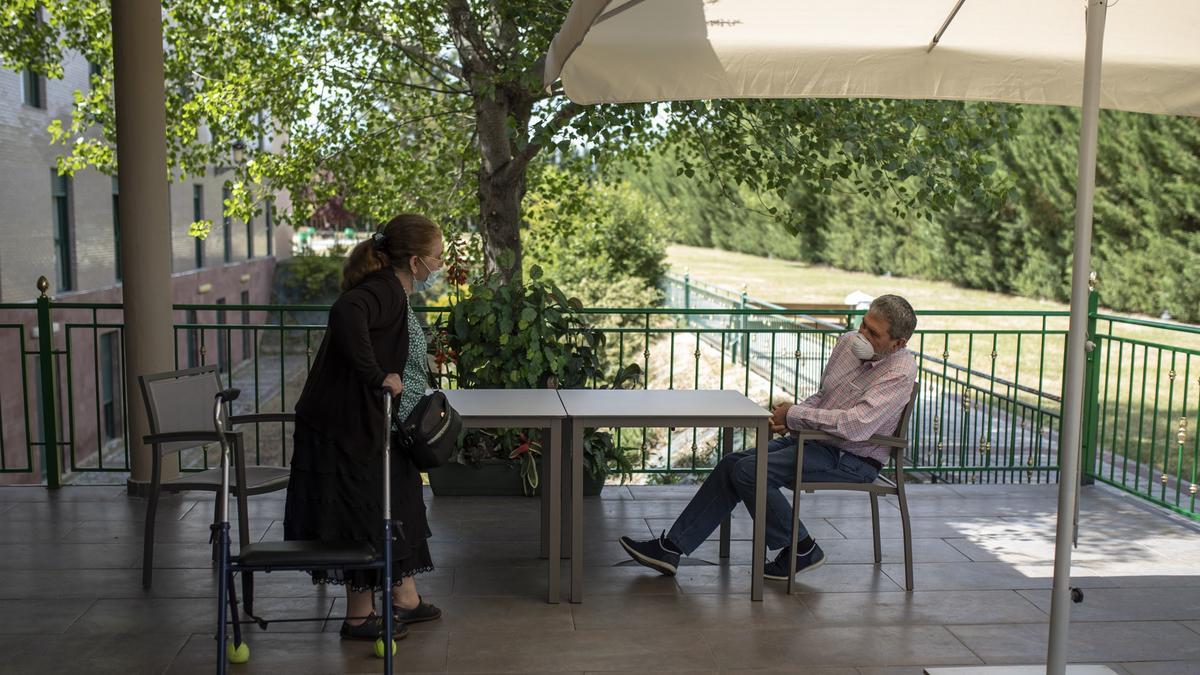 Encuentro de residentes y familiares cuando se abrieron los geriátricos tras la primera oleada de la pandemia