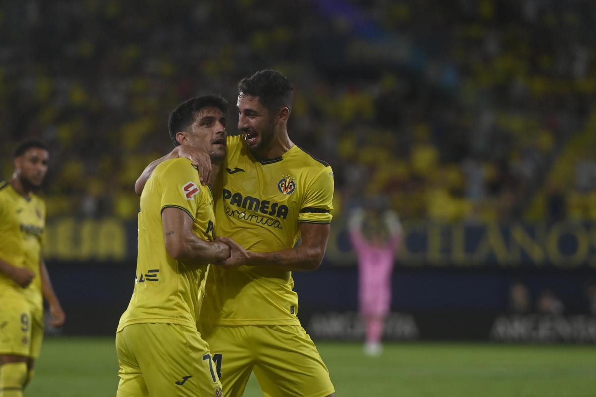 Gerard y Comesaña celebran el 1-1 ante el Celta.