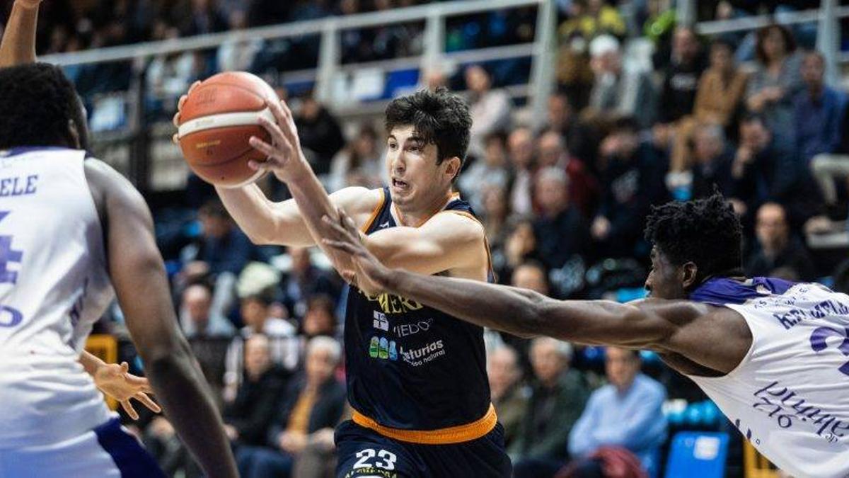 Peñarroya amb la samarreta del l'Alimerka Oviedo Baloncesto