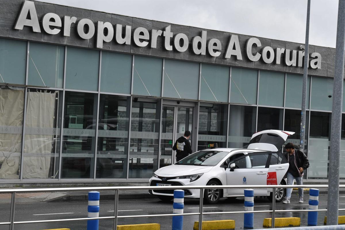 Entrada principal del aeropuerto de Alvedro.