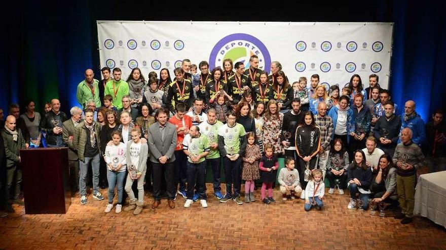 Todos los participantes en la gala de clausura de ayer. // G. Santos