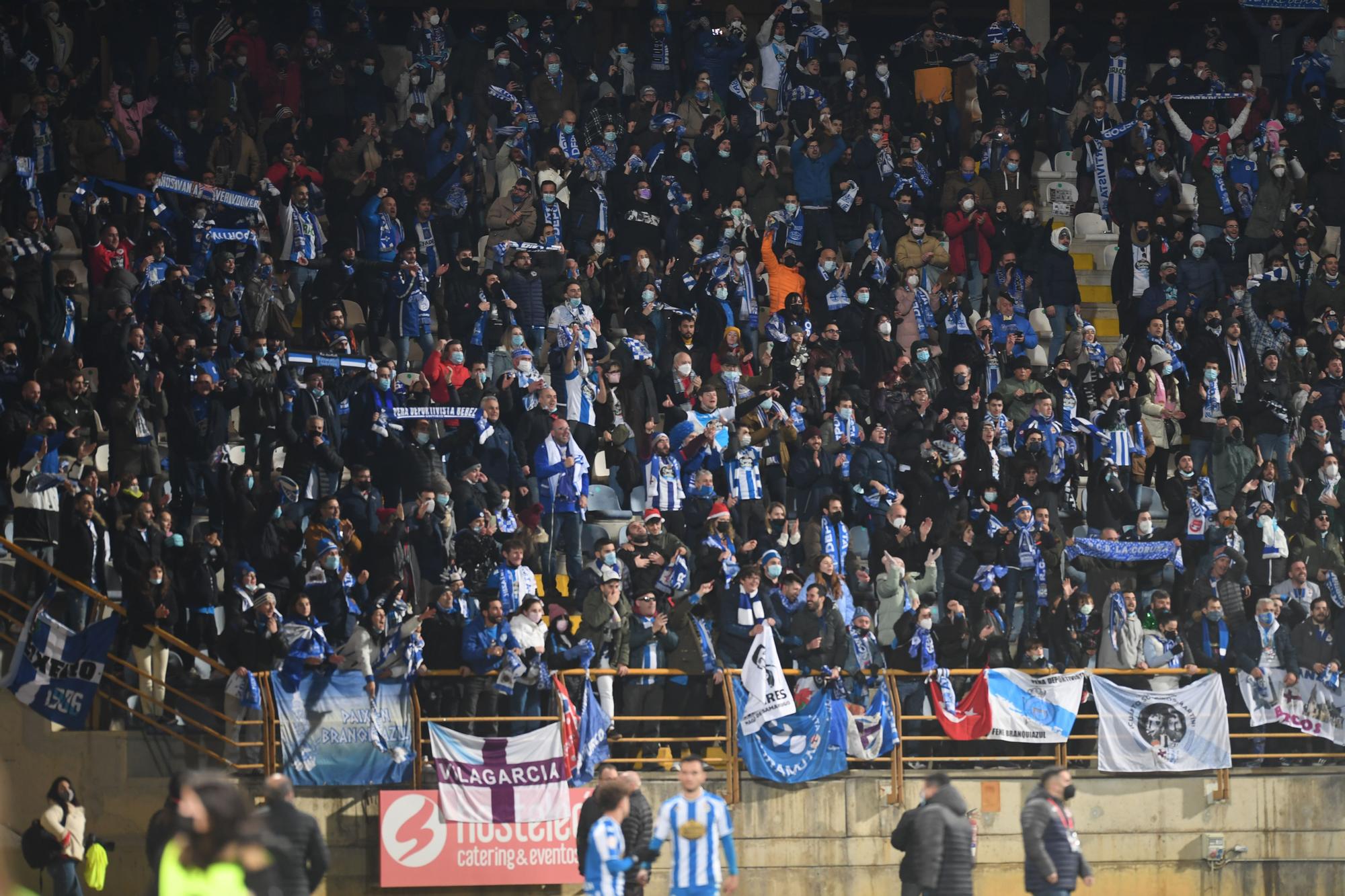 Fiesta blanquiazul en la grada del Reino León tras ganarle 2-3 el Deportivo a la Cultural