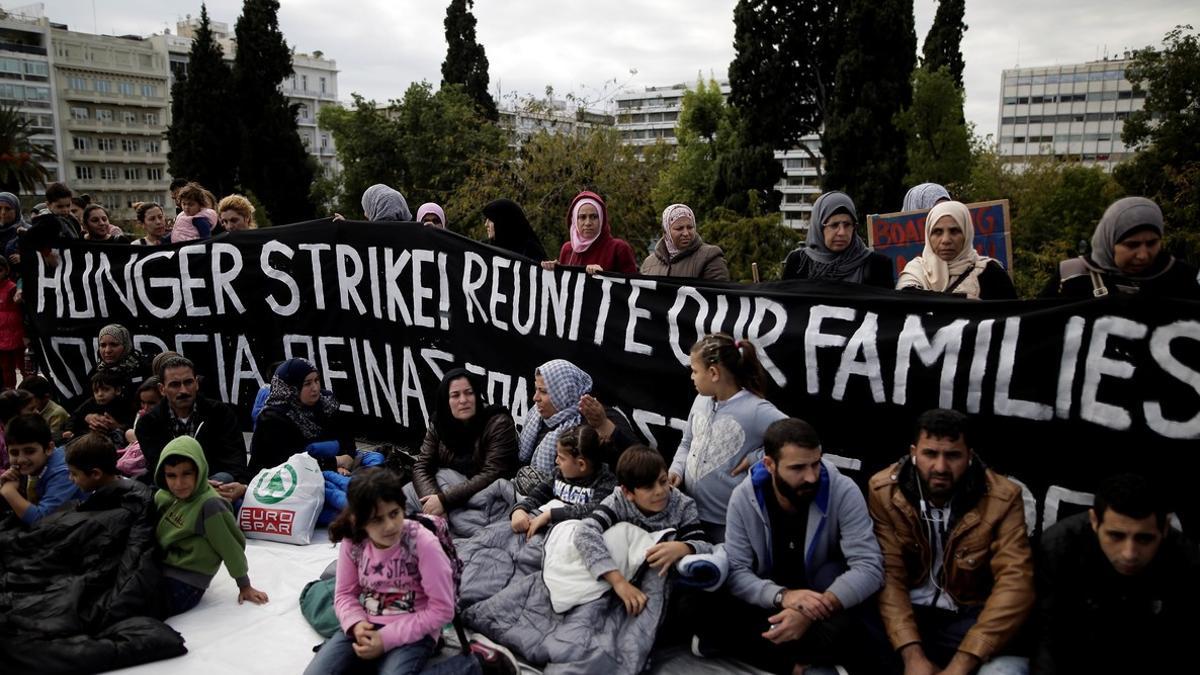 Refugiados sirios acampan delante del parlamento griego para pedir la reunificación con sus familiares que residen en Alemania.