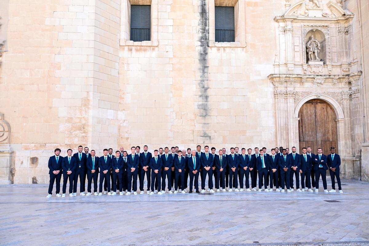 Rafa Mir, ante el confesionario durante la ofrenda a la Patrona