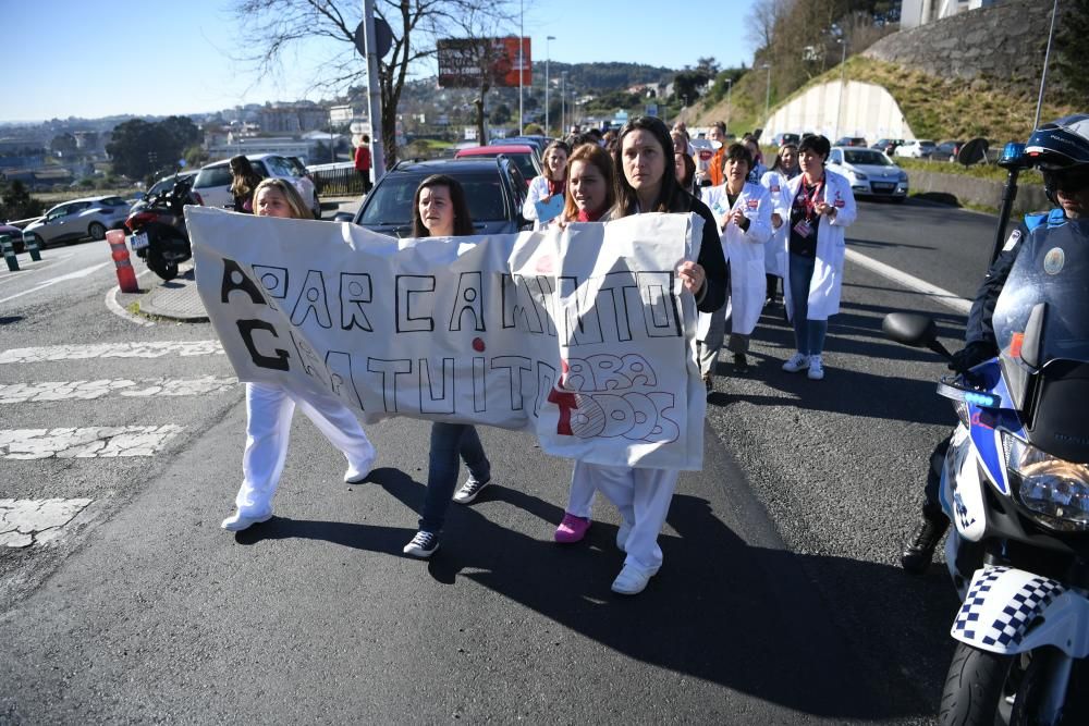 Trabajadores del Materno se movilizan para pedir mas plazas de aparcamiento.