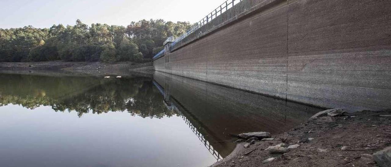 Estado en el que se encuentra el embalse de Zamáns, que permanece al 44,4% de su capacidad. // Cristina Graña