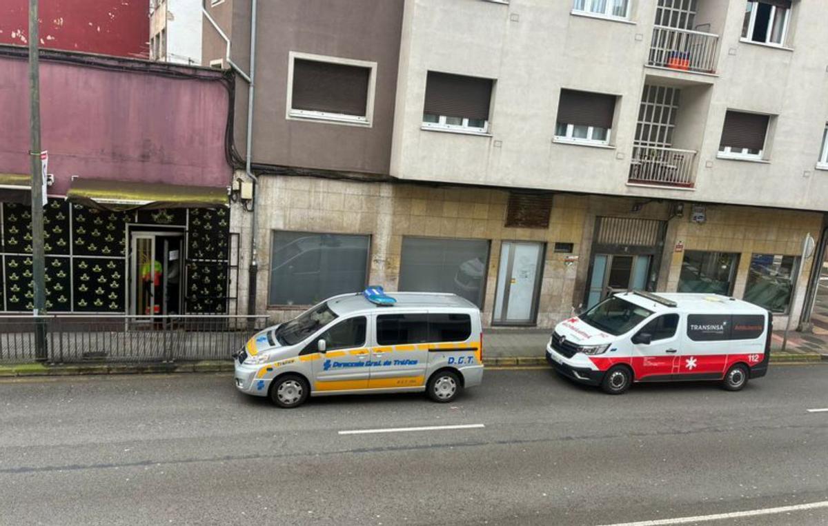 Un vehículo de la Policía Local y otro del SAMU, ayer, en la avenida de Cervantes, en el cruce con Galiana. | LNE