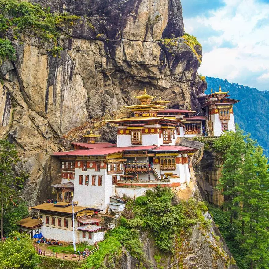 Bután de este a oeste: monasterios colgados del Himalaya, valles remotos y una parada final en Katmandú