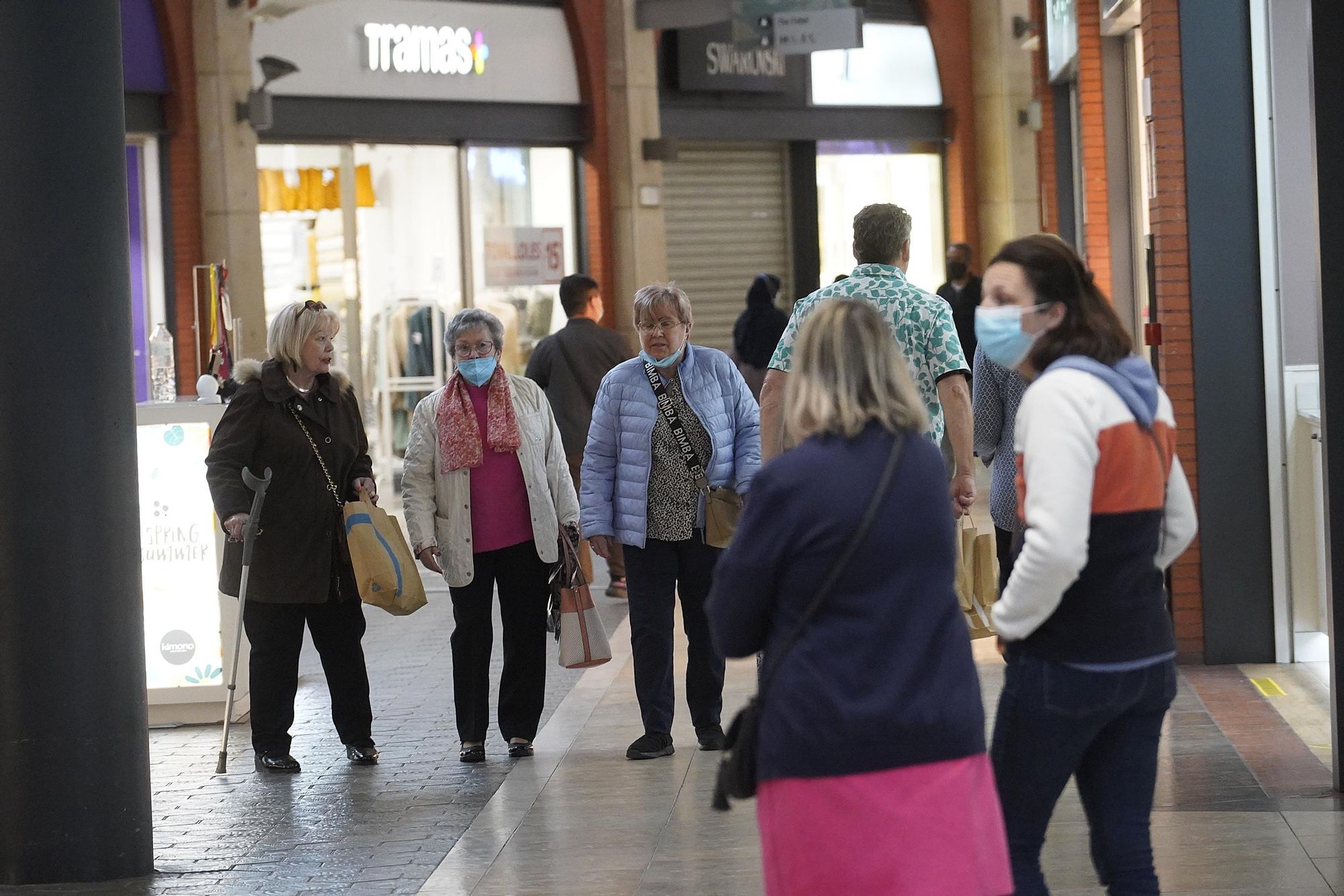 Primer dia sense mascaretes en interiors a Girona