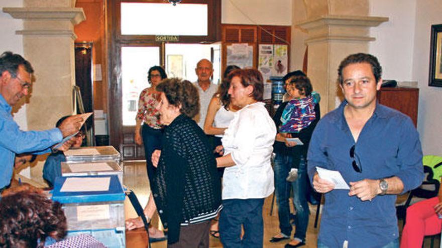 Votantes ejerciendo su derecho al sufragio en el colegio situado en el Ayuntamiento.