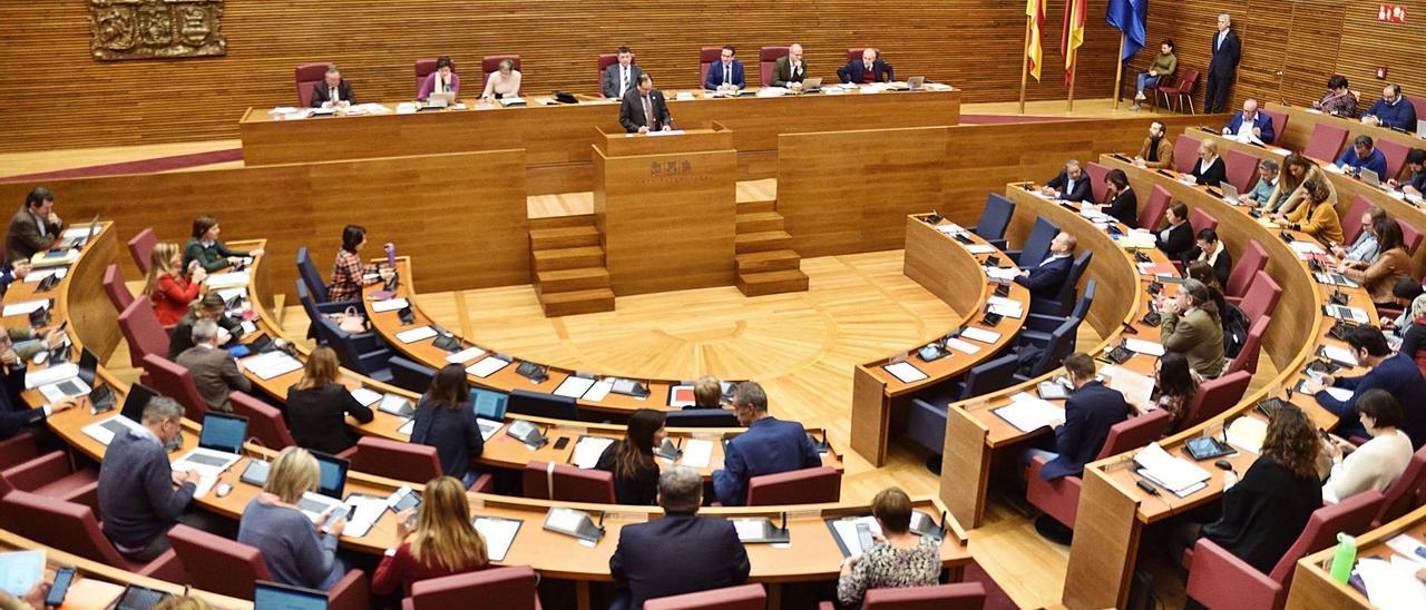 Las Corts debatieron sobre rebajas fiscales durante la negociación del presupuesto de 2021. | E. PRESS