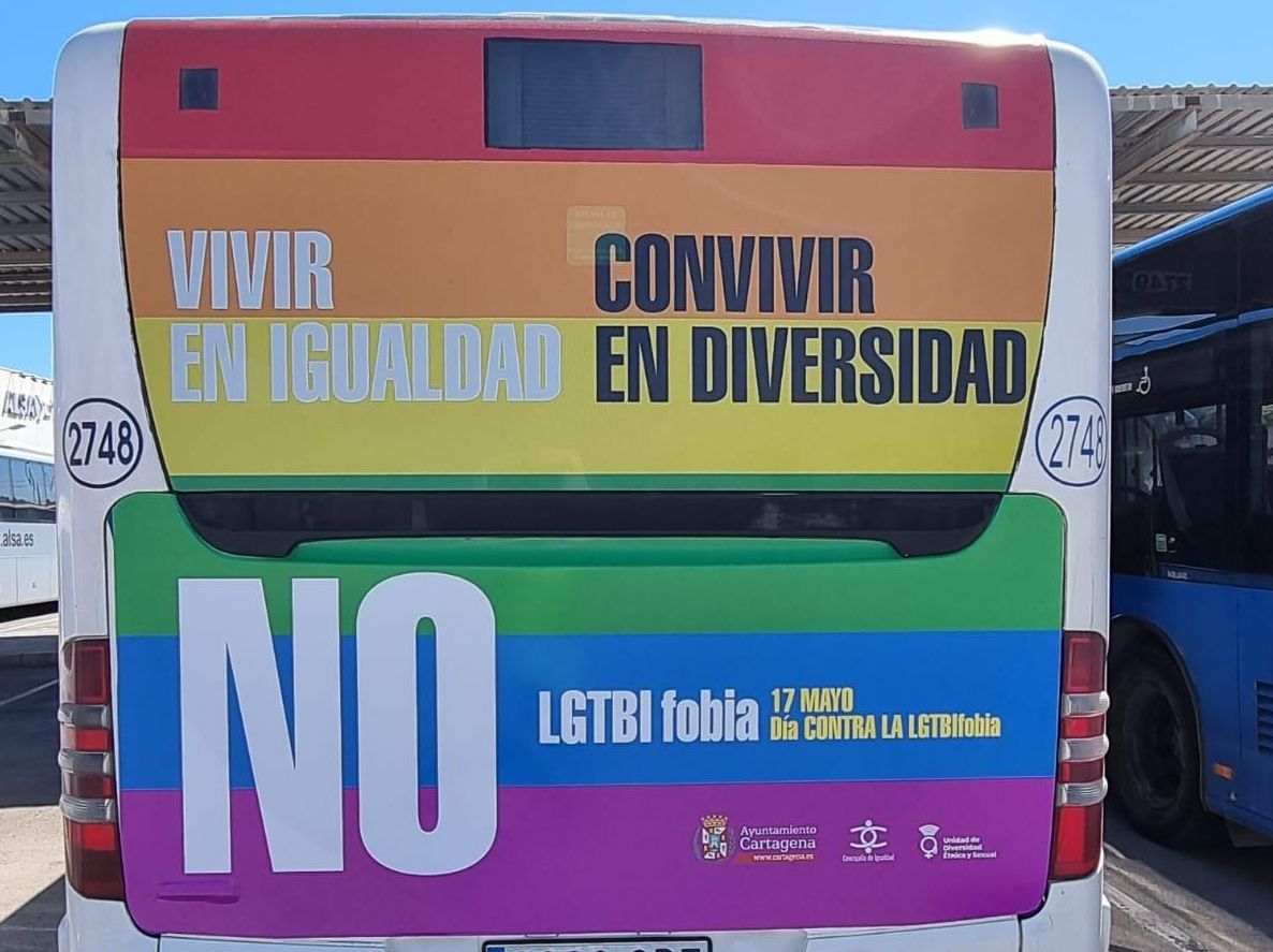 Vinilo contra la LGTBIfobia en autobuses de Cartagena.