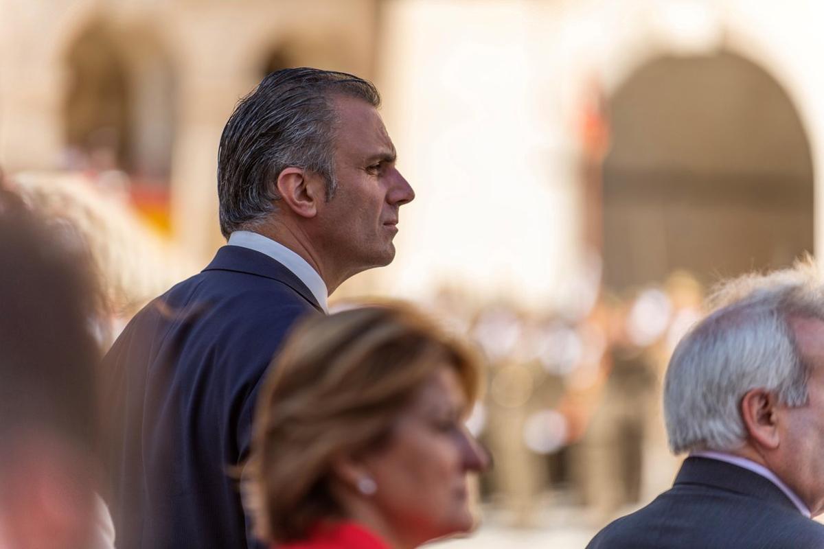 GRAF5436. TOLEDO, 08/06/2019.- El presidente de Castilla-La Mancha, Emiliano García-Page asiste a un acto de jura de bandera civil junto a 800 civiles que lo han solicitado. En la imagen Javier Ortega Smith de VOX, asiste a la jura.- EFE/Ismael Herrero