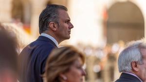 GRAF5436. TOLEDO, 08/06/2019.- El presidente de Castilla-La Mancha, Emiliano García-Page asiste a un acto de jura de bandera civil junto a 800 civiles que lo han solicitado. En la imagen Javier Ortega Smith de VOX, asiste a la jura.- EFE/Ismael Herrero