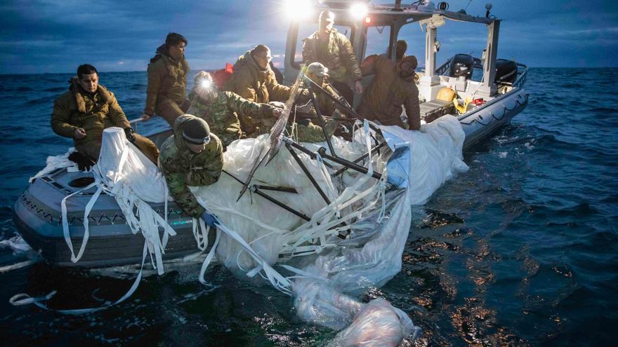 Soldats dels Estats Units recuperant les restes del &quot;globus espia&quot; de Xina
