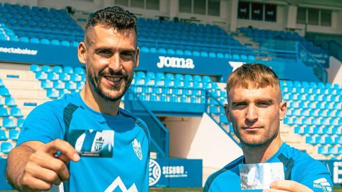 Sabater y Soler posan con el carnet de abonado del Atlético Baleares.