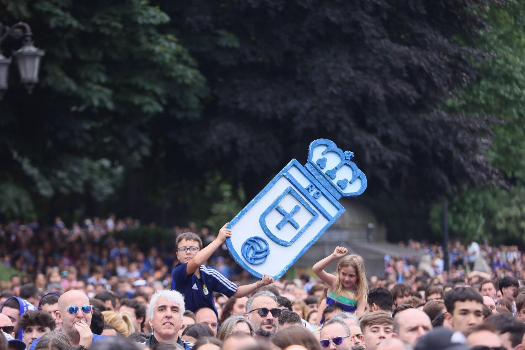 Locura azul en las calles de Oviedo para celebrar el ascenso del equipo a Primera División